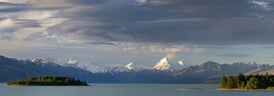 New Zealand, South Island, View across Lake Pukaki - SH00349