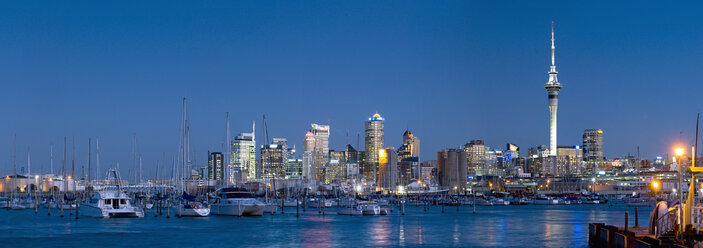 Neuseeland, Auckland, Skyline bei Nacht - SH00343