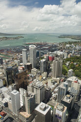 Neuseeland, Auckland, Blick über Wolkenkratzer auf das Meer - SH00333