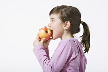 Girl (4-5) eating an apple, side view, portrait - LDF00612