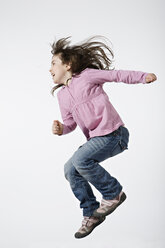 Mädchen (4-5) springend, Seitenansicht, Porträt - LDF00610