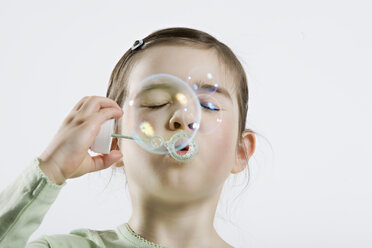 Mädchen (4-5) beim Blasen von Seifenblasen, Augen geschlossen, Porträt, Nahaufnahme - LDF00607