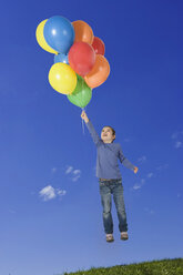 Mädchen (4-5) schwebend, Luftballons haltend - LDF00606