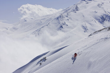 India, Kashmir, Gulmarg, Man skiing downhill - FFF01058