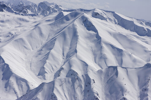 India, Kashmir, Gulmarg, Snow covered mountain scenery - FFF01053