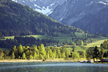 Österreich, Tirol, Kaisergebirge, Blick über Walchsee - GWF00985