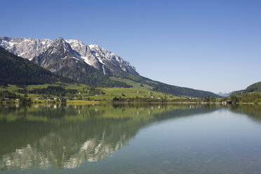 Österreich, Tirol, Kaisergebirge, Blick über Walchsee - GWF00984