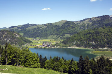 Österreich, Tirol, Blick über den Walchsee im Frühling - GWF00974