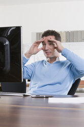 Germany, Munich, business man in office, hands on head, portrait - LDF00633