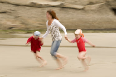 Neuseeland, Cape Farewell, Frau mit Kindern (4-5) (6-7) am Strand, die Spaß haben - SHF00374