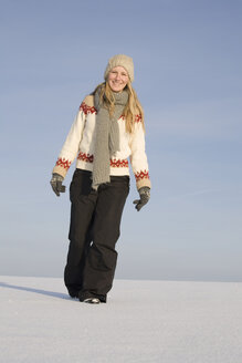 Deutschland, Bayern, München, Junge Frau in verschneiter Landschaft - RBF00037