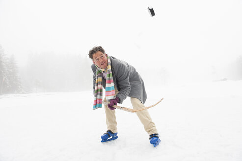 Italien, Südtirol, Seiseralm, Mann spielt Eishockey - WEST11746