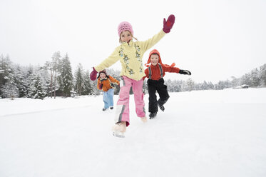 Italien, Südtirol, Seiseralm, Kinder (4-5) beim Schlittschuhlaufen - WEST11723