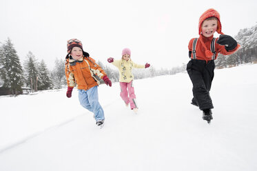 Italien, Südtirol, Seiseralm, Kinder (4-5) beim Schlittschuhlaufen - WEST11722