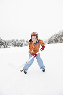 Italien, Südtirol, Seiseralm, Junge (4-5) spielt Eishockey auf zugefrorenem See - WEST11710