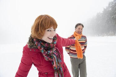 Italien, Südtirol, Pärchen in Winterlandschaft, lächelnd, Porträt - WEST11690