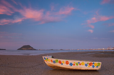 Neuseeland, Tauranga Bay, Boot am Ufer, Mount Maunganui im Hintergrund - SHF00397