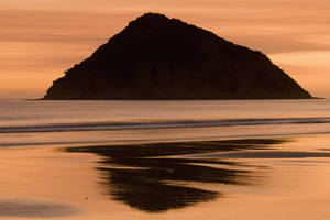 Neuseeland, Ostkap, Anaura Bay in der Morgendämmerung - SHF00385