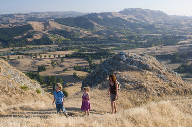 Neuseeland, Havelock North, Mutter und Kinder beim Wandern - SHF00380