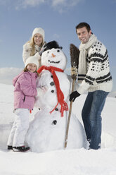 Deutschland, Bayern, München, Familie macht einen Schneemann, Porträt - RBF00063