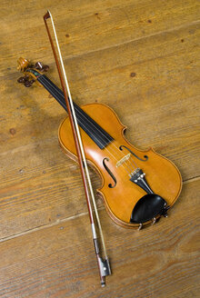 Geige und Bogen auf Holzboden, Ansicht von oben - MUF00832