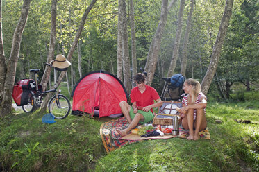 Österreich, Salzburger Land, Pärchen beim Picknick - HHF02901