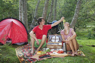 Österreich, Salzburger Land, Pärchen beim Picknick - HHF02899