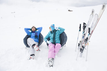 Italien, Südtirol, Seiseralm, Pärchen entspannt im Schnee, Blick von oben - WEST11662