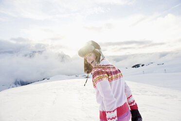 Italien, Südtirol, Seiseralm, Frau im Schneefeld, lachend - WEST11655