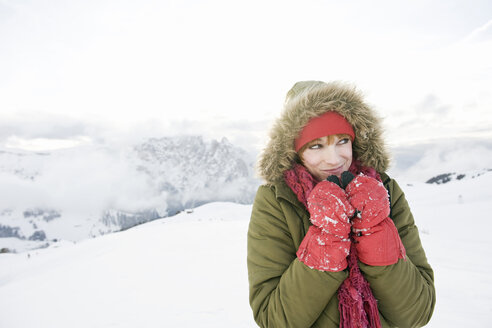 Italien, Südtirol, Seiseralm, Frau in verschneiter Landschaft, Porträt - WEST11648