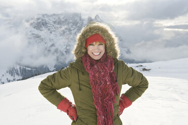 Italien, Südtirol, Seiseralm, Frau in verschneiter Landschaft, Porträt - WEST11647