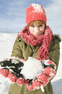 Italien, Südtirol, Seiseralm, Frau hält Schneeball - WEST11645