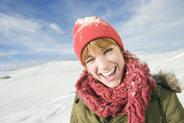 Italien, Südtirol, Seiseralm, Frau in verschneiter Landschaft, lachend, Portrait - WEST11643