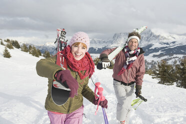 Italien, Südtirol, Seiseralm, Pärchen mit Skiern, lächelnd, Porträt - WEST11637