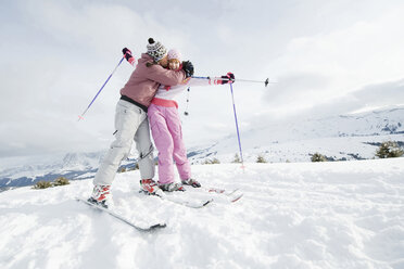 Italien, Südtirol, Seiseralm, Junges Paar auf Skiern im Schneefeld, küssend - WEST11630