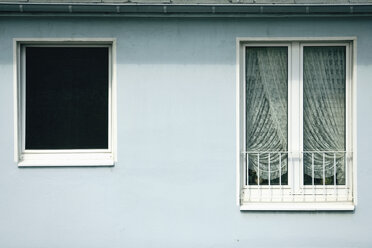 Deutschland, Düsseldorf, Hausfassade, Fenster - MF00404