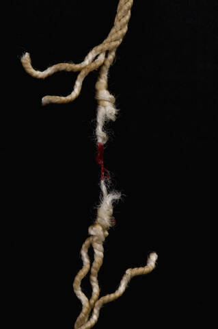 Blutfleck auf Seil, Nahaufnahme, lizenzfreies Stockfoto