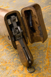 Antike Pistole auf rostigem Blech, Ansicht von oben - AWDF00353