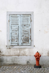 Frankreich, Elsass, Wasserhydrant vor Hausfassade - AWD00343