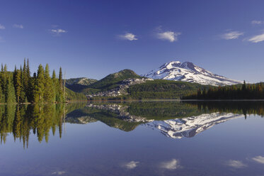 USA, Oregon, South Sister Volcano, Sparks Lake - RUE00197