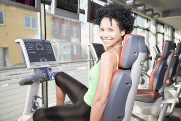 Deutschland, Bayern, Frau trainiert im Fitnessstudio, Porträt - MAEF01775