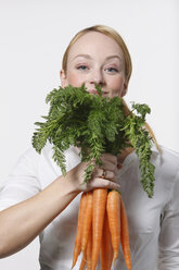 Junge Frau mit Karottenstrauß, Porträt - KSWF00505