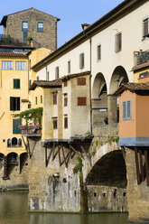 Italy, Florence, Ponte Vecchio, Buildings on bridge - PSF00294