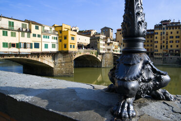 Italien, Florenz, Ponte Vecchio, Lampenständer einer Straßenlaterne im Vordergrund - PSF00289