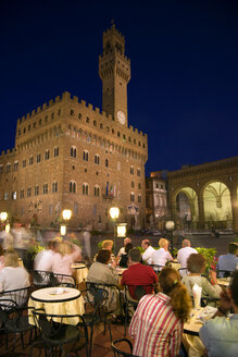 Italien, Toskana, Florenz, Palazzo Vecchio bei Nacht, Straßencafé im Vordergrund - PSF00269