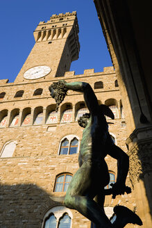 Italien, Toskana, Florenz, Palazzo Vecchio, Statue im Vordergrund, flacher Blickwinkel - PSF00266