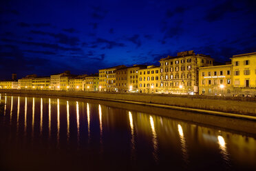 Italien, Toskana, Pisa, Fluss Arno, beleuchtete Gebäude bei Nacht - PSF00265