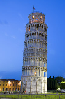 Italien, Toskana, Pisa, Piazza dei Miracoli, Platz der Wunder, Schiefer Turm in der Dämmerung - PSF00264