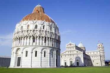 Italy, Tuscany, Pisa, Piazza dei Miracoli, Square of Miracles, Baptistry in foregrond - PSF00262