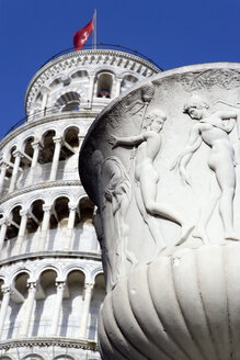 Italien, Toskana, Pisa, Schiefer Turm, Statue im Vordergrund - PSF00261